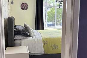5 Bed Villa - Sleeps 10 - Pets - Garden - Parking