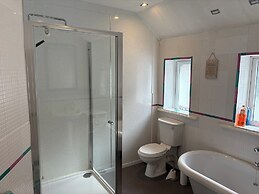 10 Guests - 5 Bedrooms - Free Parking - Petok