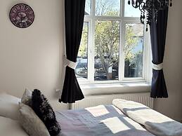 10 Guests - 5 Bedrooms - Free Parking - Petok