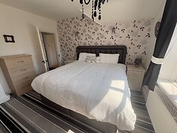 5 Bed Villa - Sleeps 10 - Pets - Garden - Parking