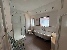 10 Guests - 5 Bedrooms - Free Parking - Petok