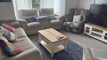 10 Guests - 5 Bedrooms - Free Parking - Petok
