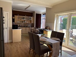 10 Guests - 5 Bedrooms - Free Parking - Petok