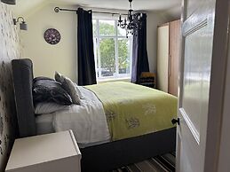 5 Bed Villa - Sleeps 10 - Pets - Garden - Parking