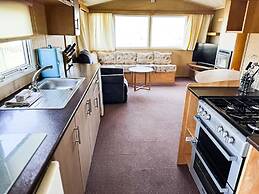 Beachside Caravan Retreat in Lowestoft Sleeps 4