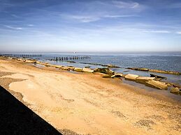 Beachside Caravan Retreat in Lowestoft Sleeps 4