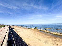 Beachside Caravan Retreat in Lowestoft Sleeps 4