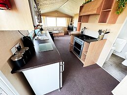 Beachside Caravan Retreat in Lowestoft Sleeps 4