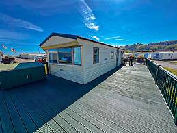 Beachside Caravan Retreat in Lowestoft Sleeps 4