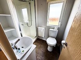 Beachside Caravan Retreat in Lowestoft Sleeps 4
