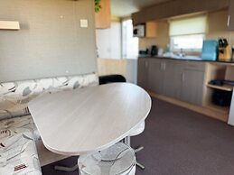 Beachside Caravan Retreat in Lowestoft Sleeps 4