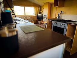 Beachside Caravan Retreat in Lowestoft Sleeps 4