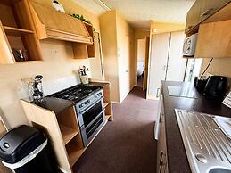 Beachside Caravan Retreat in Lowestoft Sleeps 4