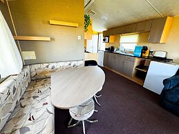 Beachside Caravan Retreat in Lowestoft Sleeps 4