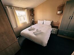 Beachside Caravan Retreat in Lowestoft Sleeps 4