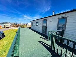 Beachside Caravan Retreat in Lowestoft Sleeps 4