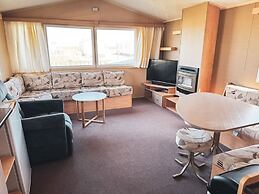 Beachside Caravan Retreat in Lowestoft Sleeps 4