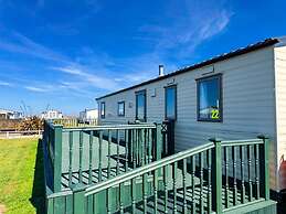 Beachside Caravan Retreat in Lowestoft Sleeps 4