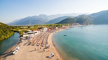 Beachfront Hotel Palma Jaz