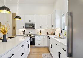 Skyline Retreat 3br-3ba w Stunning Views Near DT