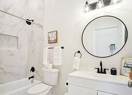 Skyline Retreat 3br-3ba w Stunning Views Near DT