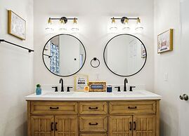 Skyline Retreat 3br-3ba w Stunning Views Near DT