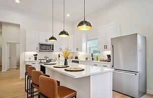 Skyline Retreat 3br-3ba w Stunning Views Near DT