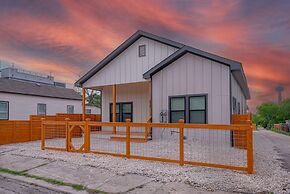 Skyline Retreat 3br-3ba w Stunning Views Near DT