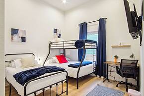 Skyline Retreat 3br-3ba w Stunning Views Near DT