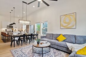 Skyline Retreat 3br-3ba w Stunning Views Near DT