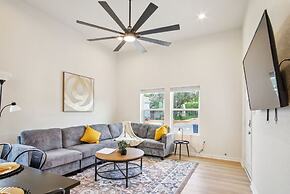 Skyline Retreat 3br-3ba w Stunning Views Near DT