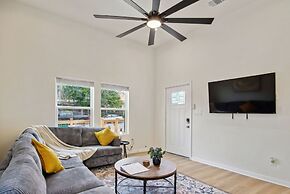 Skyline Retreat 3br-3ba w Stunning Views Near DT