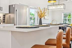 Skyline Retreat 3br-3ba w Stunning Views Near DT