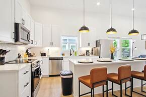 Skyline Retreat 3br-3ba w Stunning Views Near DT