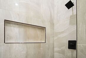 Skyline Retreat 3br-3ba w Stunning Views Near DT