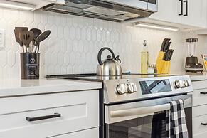 Skyline Retreat 3br-3ba w Stunning Views Near DT