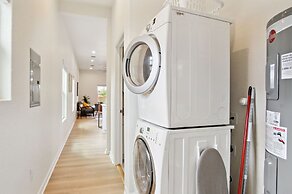 3br-2ba Cityscape Haven With Panoramic Tower View