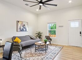 3br-2ba Cityscape Haven With Panoramic Tower View