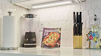 3br-2ba Cityscape Haven With Panoramic Tower View