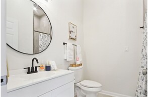 3br-2ba Cityscape Haven With Panoramic Tower View