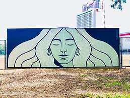 3br-2ba Cityscape Haven With Panoramic Tower View