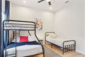 3br-2ba Cityscape Haven With Panoramic Tower View