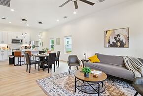 3br-2ba Cityscape Haven With Panoramic Tower View