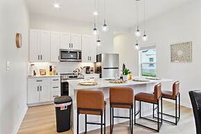 3br-2ba Cityscape Haven With Panoramic Tower View