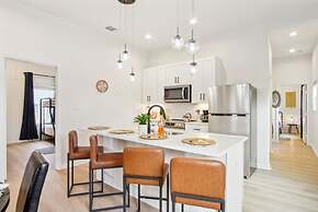 3br-2ba Cityscape Haven With Panoramic Tower View