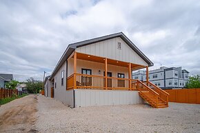 3br-2ba Cityscape Haven With Panoramic Tower View