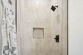 3br-2ba Cityscape Haven With Panoramic Tower View