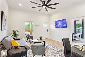 3br-2ba Cityscape Haven With Panoramic Tower View