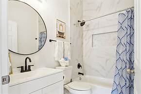 3br-2ba Cityscape Haven With Panoramic Tower View