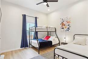 3br-2ba Cityscape Haven With Panoramic Tower View